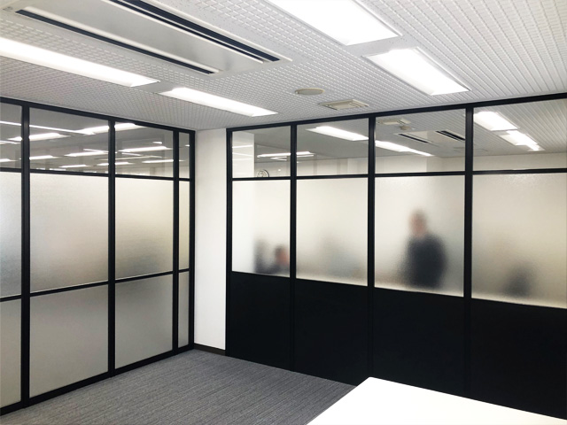 エントランスから事務所が丸見えだったので カッコよくおしゃれにしたい 埼玉県 加須市 オフィス家具ならｈａｐｐｙ ハッピー