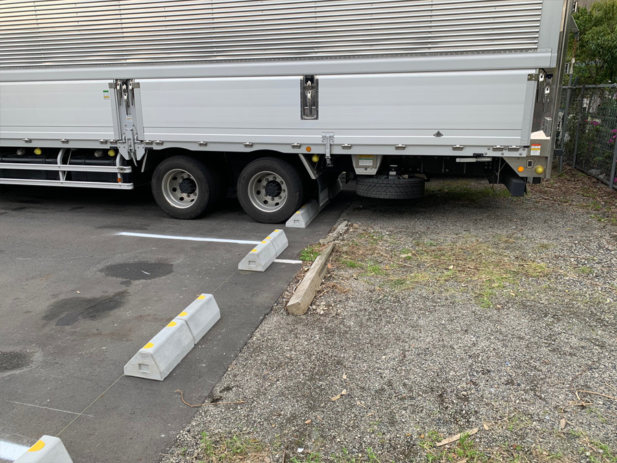 大型トラック用の車止め設置（千葉県市川市）