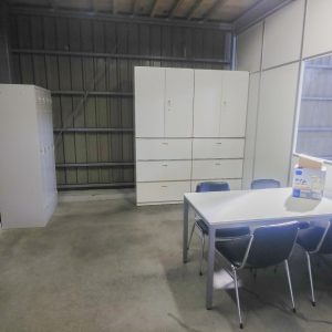 オフィスの移転作業 新しく会社を分けるため倉庫内に新しい事務所の設営