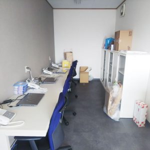 オフィスの移転作業 新しく会社を分けるため倉庫内に新しい事務所の設営