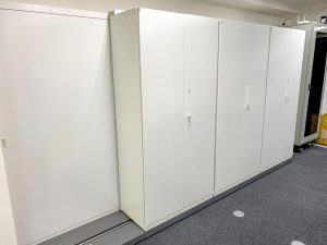 フロア移動に伴い新しい事務所に必要なオフィス家具を一式納品