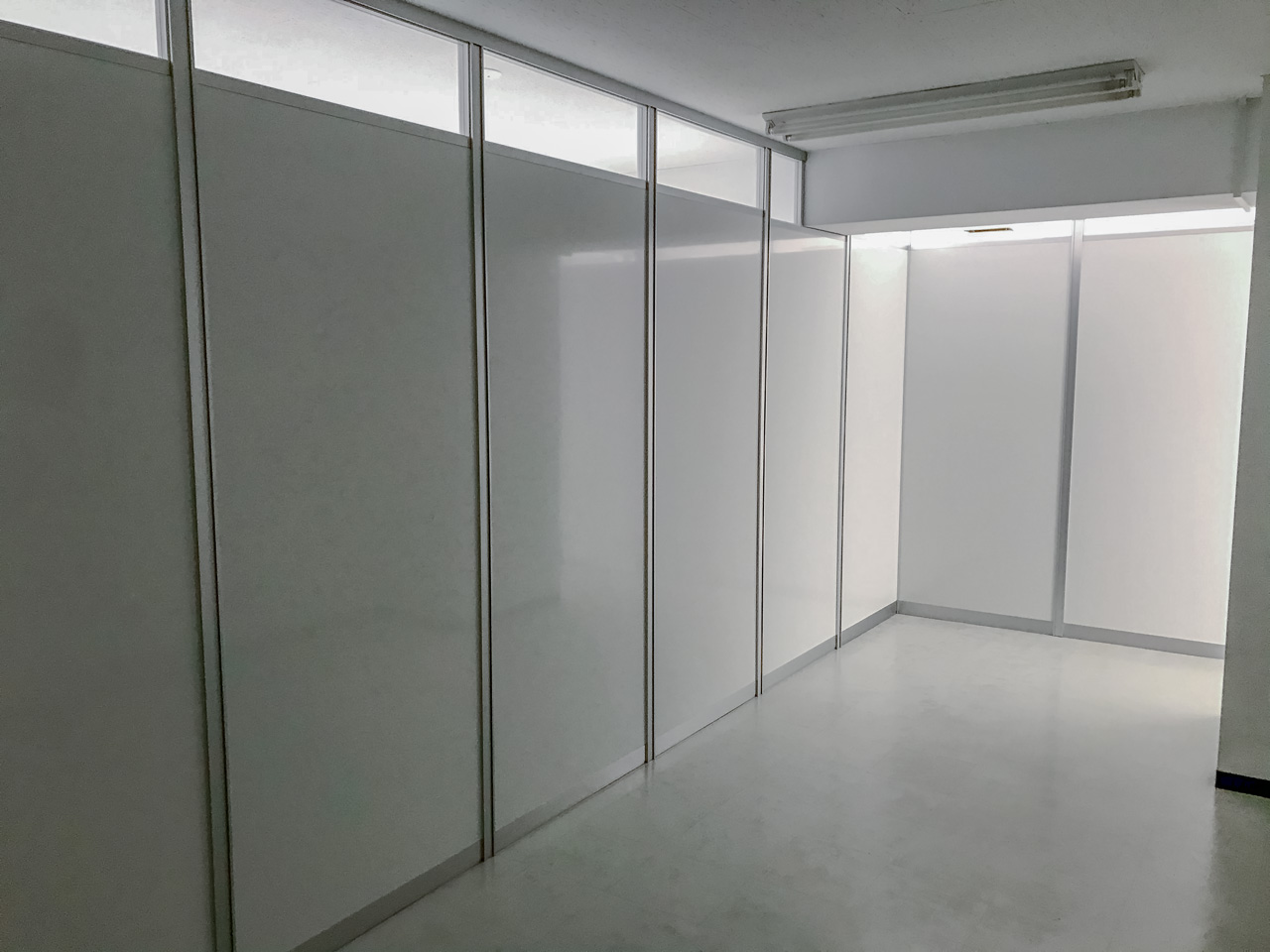 マンション部屋内の間仕切り欄間はガラスで塞ぎたい オフィス家具ならｈａｐｐｙ ハッピー
