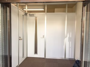 事務所移転により新しい事務所の内装とオフィス什器一式の納品設置