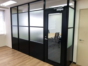 アルミパーティション施工、ブラインドの取り付け、オフィス家具設置