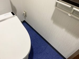 トイレはクロス貼り替え、巾木の交換、床の貼り替え