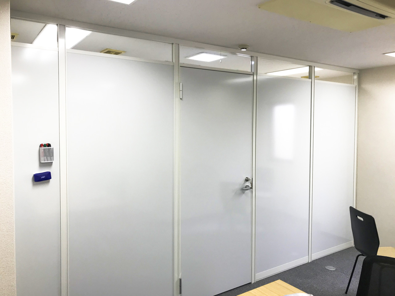 ホワイトボード仕様の新品アルミパーティション施工 オフィス・事務所の移転、リノベーションならHappy(ハッピー)