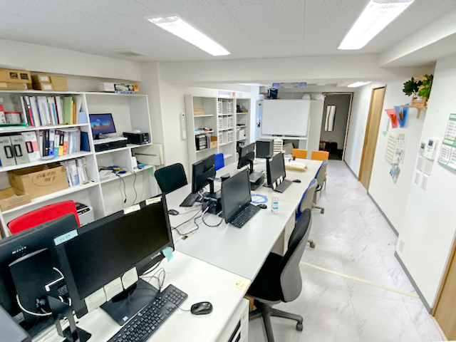 レイアウト変更 配線の整理とロールスクリーン設置 オフィス家具ならｈａｐｐｙ ハッピー