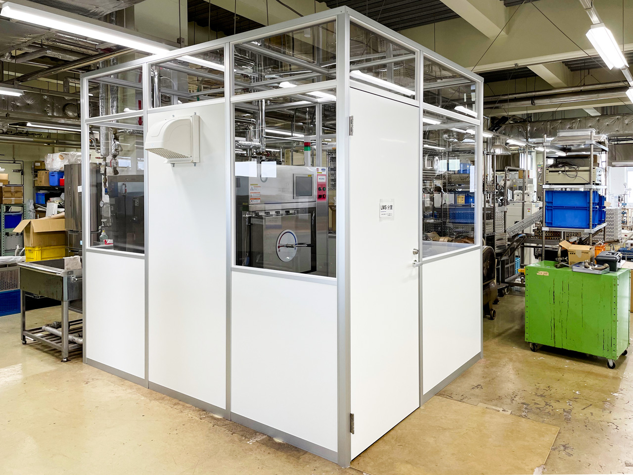 ファクトリーブース施工後　機械が熱くなるので換気扇も取り付け