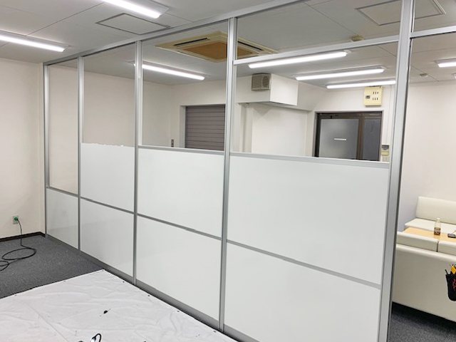教室部分と入口エントランス部分を間仕切で分けたい オフィス家具ならhappy ハッピー 教室部分と入口エントランス部分を間仕切で分けたい オフィス家具ならhappy ハッピー