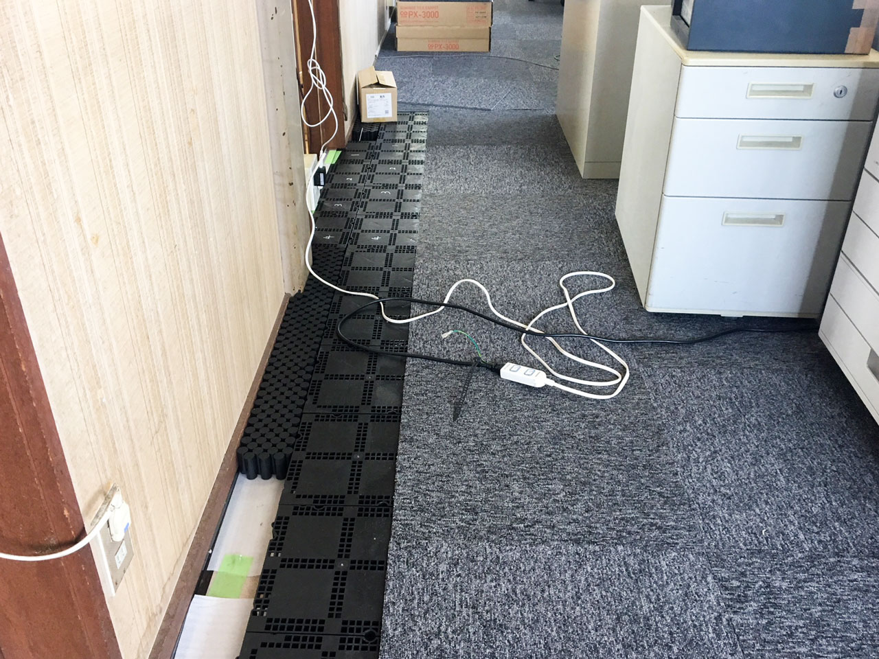 床の施工：OAフロア、タイルカーペット