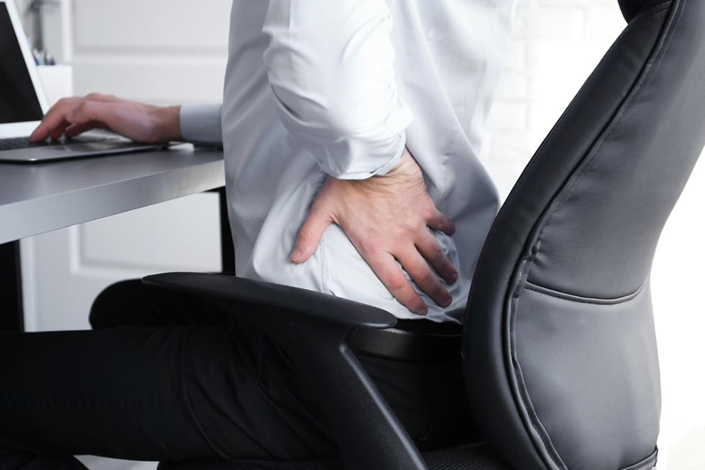 デスクワークの腰痛対策ガイド｜原因・改善方法・環境づくりまで解説