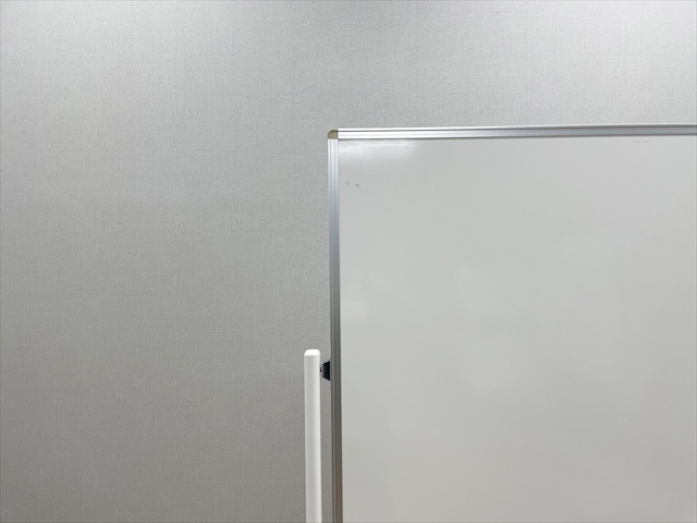 イトーキ　ホーロー板　自立両面ホワイトボード『中古美品、小傷あり』1200ｘ900 　【リサイクルショップサルフ】 イトーキ ホーロー板 自立両面ホワイトボード『中古美品、小傷あり
