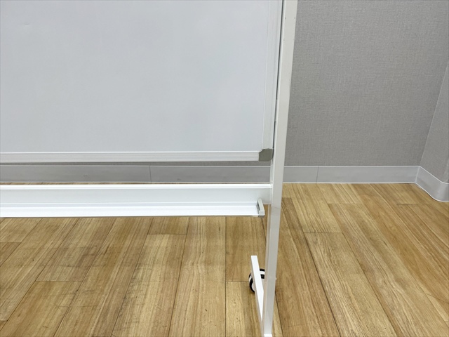 脚付ホワイトボード 片面式 縦型[-][中古]|脚付ホワイトボード-ボード 