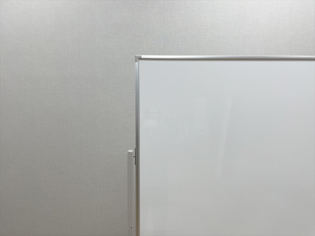 ウチダ　ホワイトボード　両面　盤面120×90  中古　美品 ウチダ（内田洋行） 900脚付ホワイトボード 板ヘコミ有/フレーム割れ有