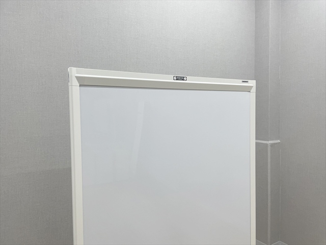 【ドリーム川西店御来店】☆見たよ♪割引☆ オカムラ　デスクセット クリーニング済み　【99560000037060】 脚付ホワイトボード 両面式 クレボ[オカムラ][中古]|脚付ホワイト