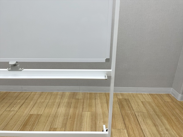 中古　ホワイトボード　両面　自立式　脚付　キャスター付　1800×900　愛知　一宮市　江南市　稲沢市　名古屋　岐阜　各務ヶ原　岐南町　羽島　三重　グッドプライス　一宮 中古美品コクヨホワイトボードホーロー両面自立式脚付キャスター付1200