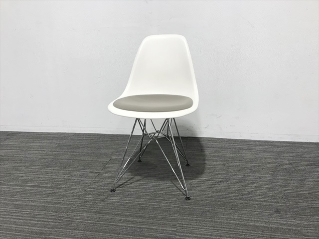 Vitra/ヴィトラのミーティングチェア 肘無 イームズ プラスチックチェア サイドシェルチェア  シートパッド付[Vitra/ヴィトラ][中古]|ミーティングチェア-チェア オフィス家具（中古）通販ならHappy（ハッピー）