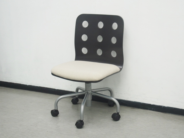 通販カタログ掲載品のオフィスチェア スマイル ウッドシートチェア