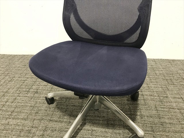 オカムラのゼファーチェア メッシュタイプ ハンガー付[オカムラ][中古