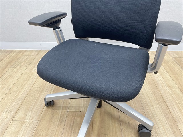 【新品未使用品】プラチナデータ スチールケース steelcase/スチールケースのアミアチェア プラチナフレーム[steelcase