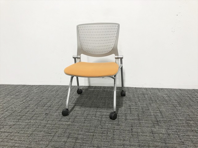 オカムラのスタッキングチェア 肘無 グラータ 4本脚 背パッドなし 