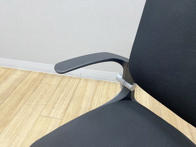 オカムラのスタッキングチェア 肘付 グラータ 4本脚タイプ 背パッド付