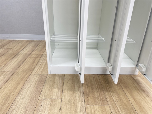 NB　３人用ロッカー『中古良品、小凹みあり』　※鍵を抜かないと扉が閉まらない仕様です。 　【リサイクルショップサルフ】 スチールロッカー9人用 エニグマ9扉Low/リッキ9扉Low｜【公式】家具