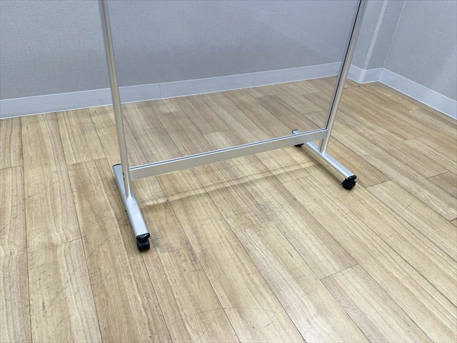 可動式ホワイトパーテーション キャスター付き中古品 自立パーティション ファースト キャスター付[-][中古]|自立