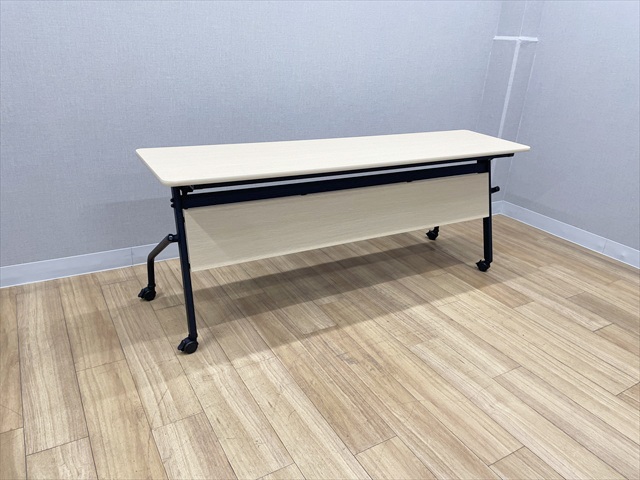 事務所にいかがでしょうか。フラップテーブルと椅子の4脚