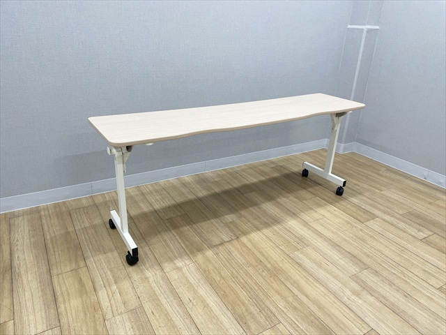 事務所にいかがでしょうか。フラップテーブルと椅子の4脚