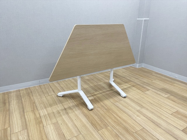 モデルルーム展示品◆テーブル/変則/台形/デザイン/おしゃれ◆ミーティング/オフィス/応接/ディスプレイ◆O0158 ミーティングテーブル 完成品 イニシア 台形フラップテーブル