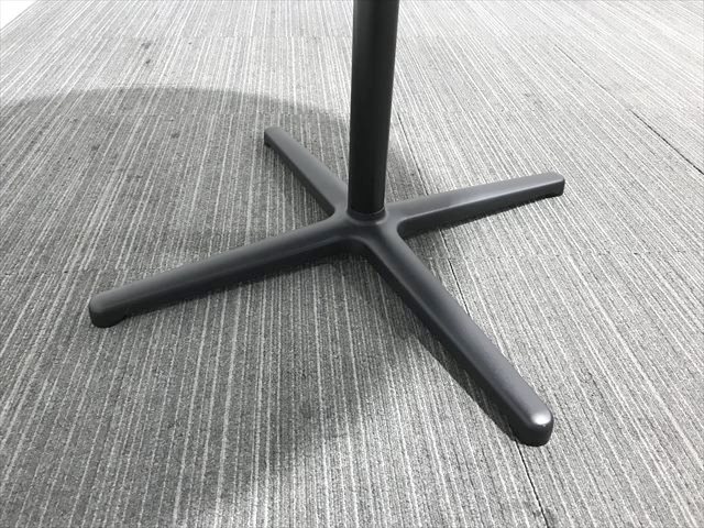 イトーキ　ノットワークカフェテーブル円型　天板トリニティオーク・脚サテンブラック　（TLL07C7JTT）