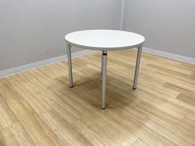 �ۃe�[�u��