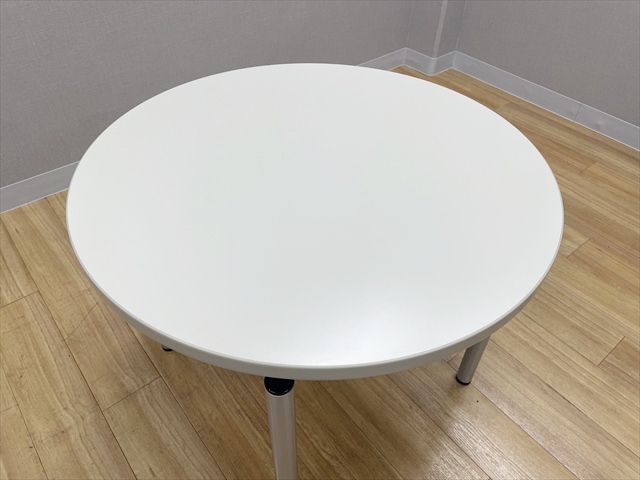 �ۃe�[�u��