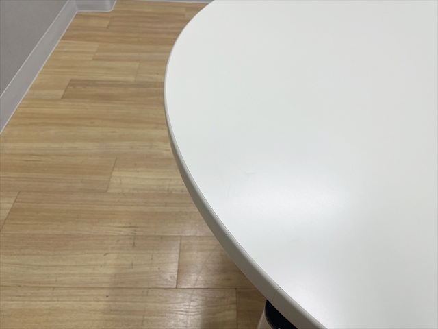 �ۃe�[�u��