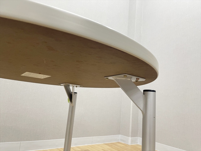 �ۃe�[�u��