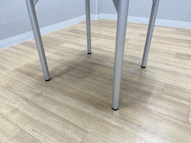 �ۃe�[�u��