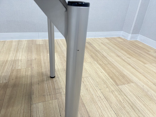 �ۃe�[�u��