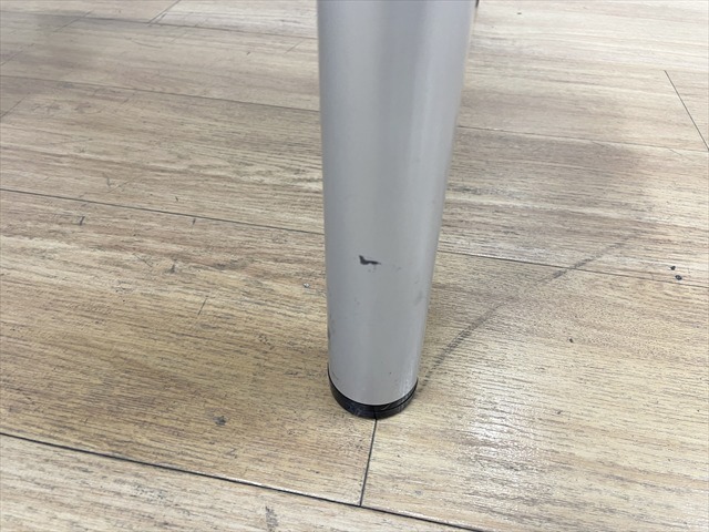 �ۃe�[�u��