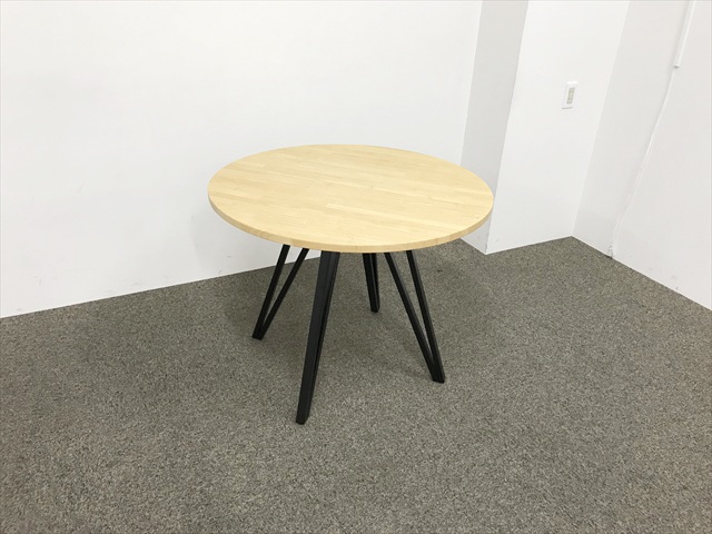 �ۃe�[�u��