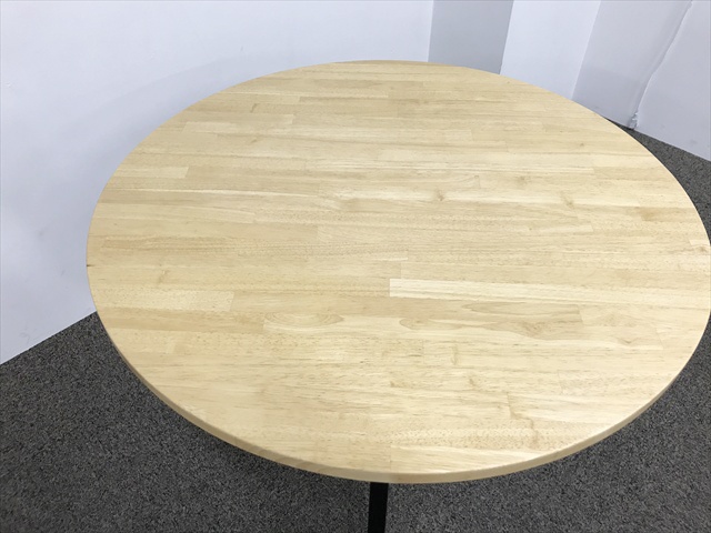 �ۃe�[�u��