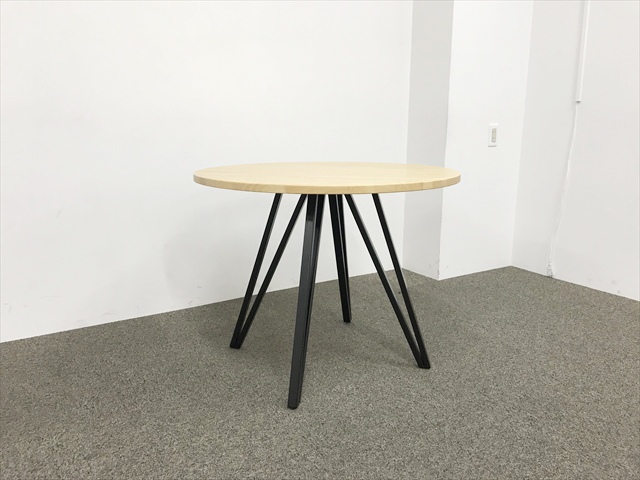 �ۃe�[�u��