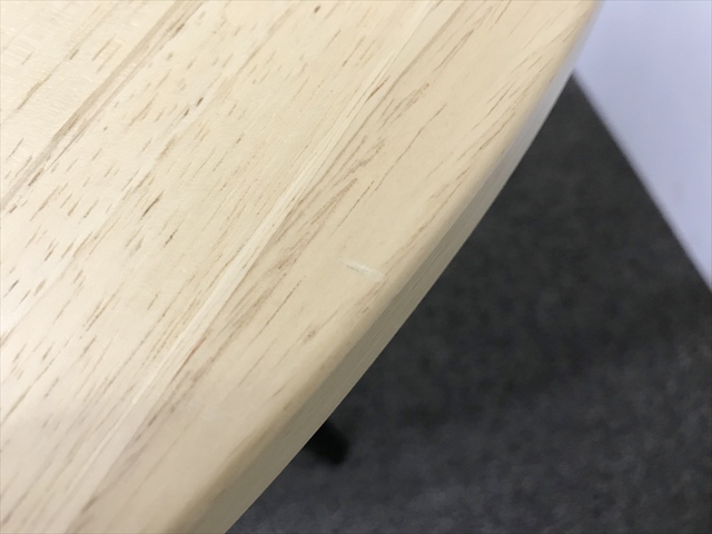 �ۃe�[�u��