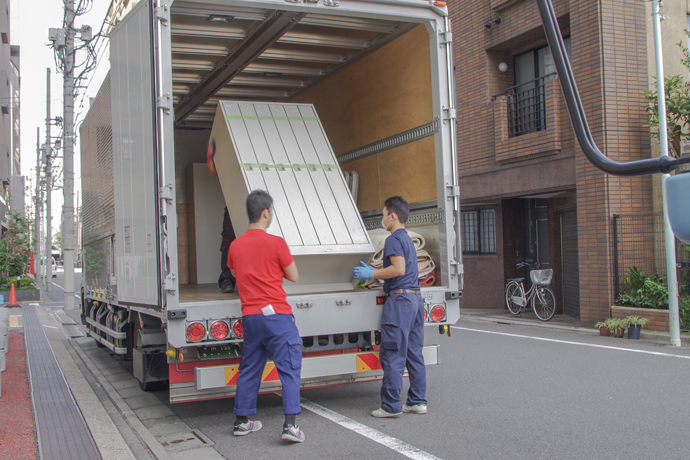 物流荷物をのせる人